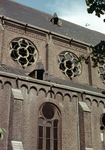 849793 Gezicht op een deel van de zijgevel van de St.-Monicakerk (Herenweg 99) te Utrecht, tijdens de sloop.